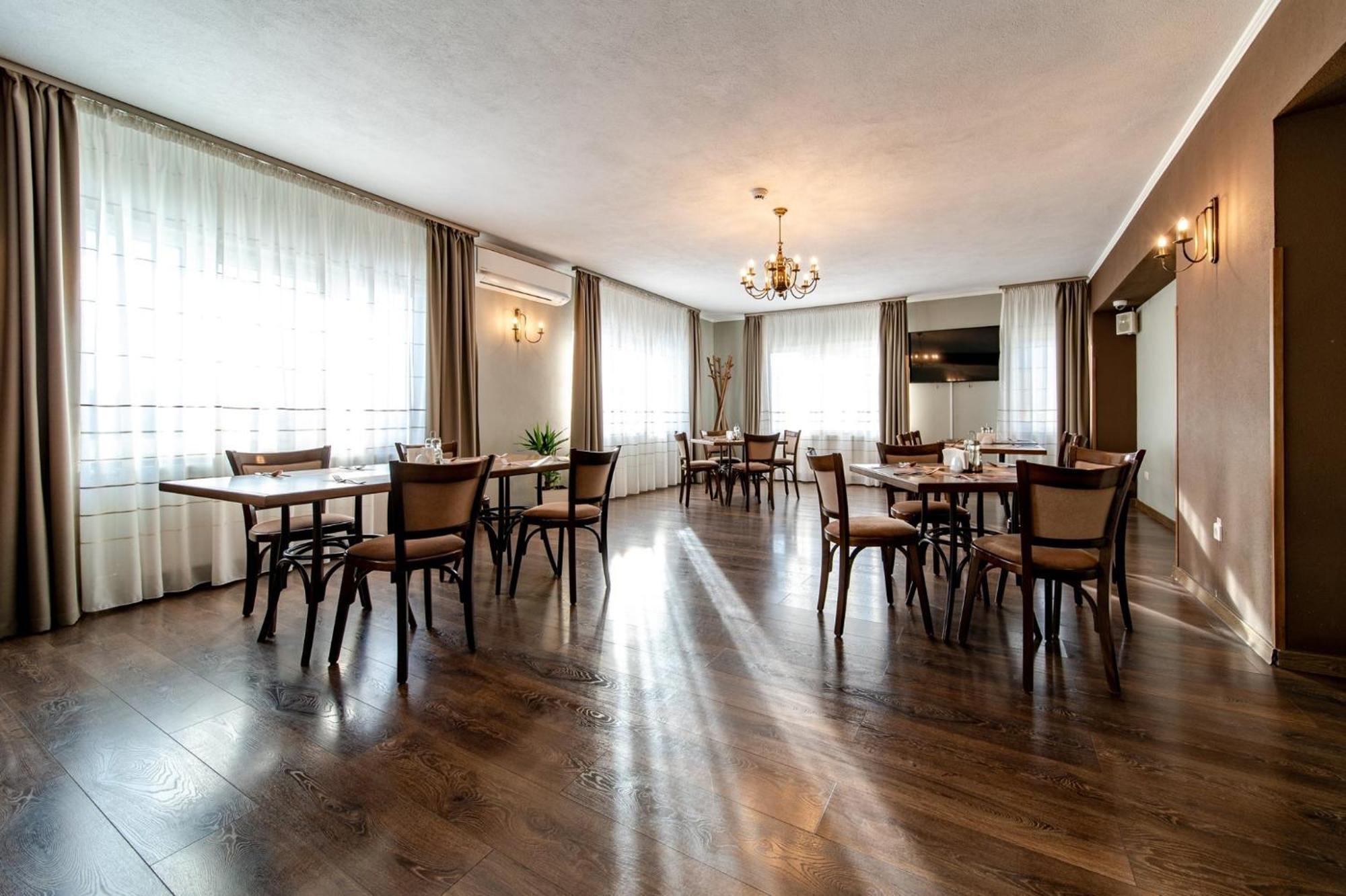 Areo Hotel & Restaurant Bradesti Ngoại thất bức ảnh